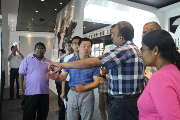 1482825549965840.jpg 亞歐友人來(lái)我公司考察.JPG